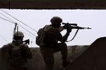 I forbindelse med en retssag mod tre amerikanske soldater, er det kommet frem, hvordan den amerikanske hær forsøger at lokke oprørere frem ved at lægge våben og våbendele som lokkemad. Bliver de samlet op, åbner snigskytter ild. 