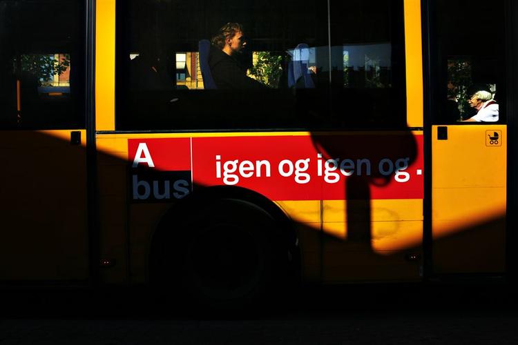 Igen og igen og så videre vil københavnerne støde på de røde busreklamer i den nærmeste fremtid. 