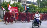 Foto fra demonstrationerne i Yangon i dag. Juntaen har advaret mod gentagelser - i forsigtige vendinger. 