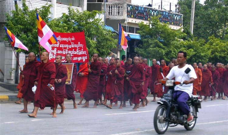 Foto fra demonstrationerne i Yangon i dag. Juntaen har advaret mod gentagelser - i forsigtige vendinger. 
