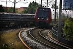 Et tog med 180 kilometer i timen har en bremselængde på mellem 850 og 900 meter 