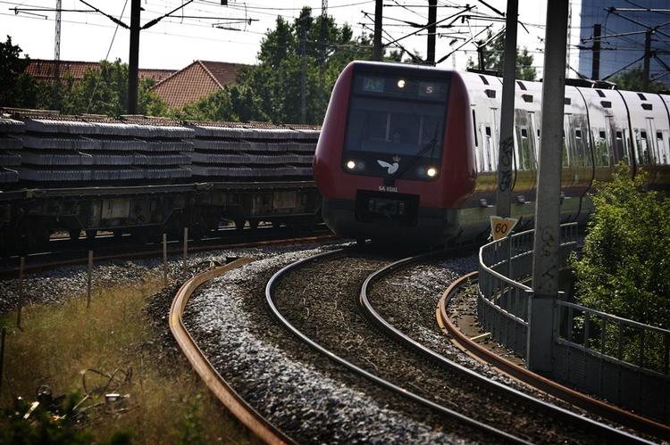 Et tog med 180 kilometer i timen har en bremselængde på mellem 850 og 900 meter 