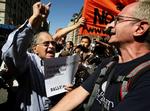 Demonstranter i hundredvis har forsamlet sig uden for det universitet, hvor den iranske præsident er på talerstolen. 