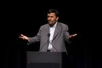 »Vi er en fredelig og kærlige nation. Vi elsker alle folk«, sagde Mahmoud Ahmedinejad blandt andet ved sin forelæsning på Columbia University i New York, hvor stemningen var overraskende humoristisk og løssluppen. 
