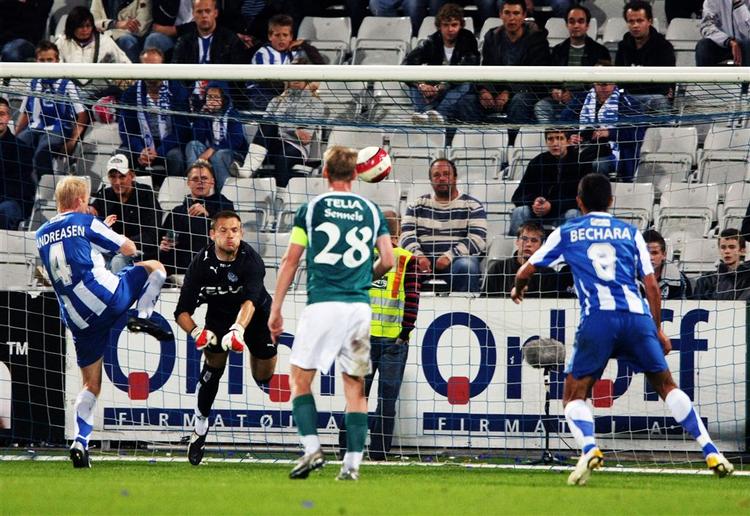 OBs Hans Henrik Andreasen prikker kuglen i mål til 3-0. 