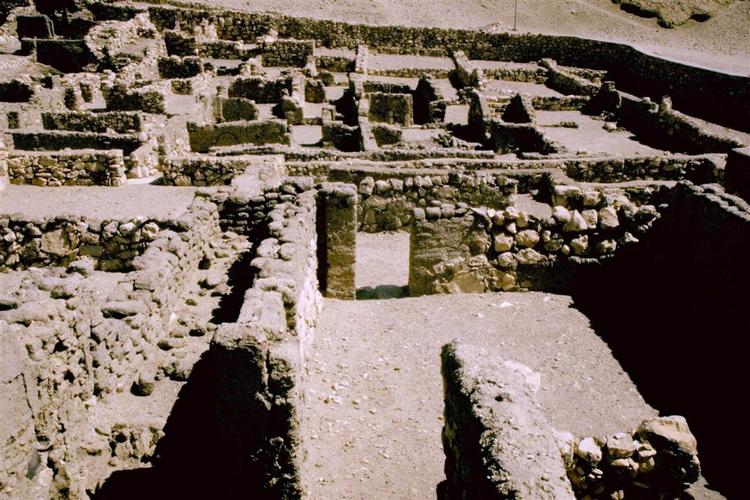 Deir el Medina nær Kongernes Dal, hvor det opsigtsvækkende frugtfund er sket. 