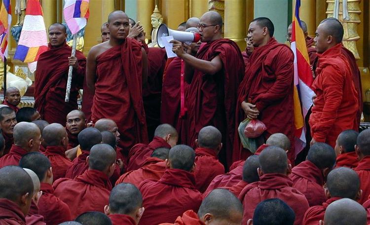 Munke samlet foran Shwedagon-pagoden i Yangon, der er det helligste sted i Myanmar. 
