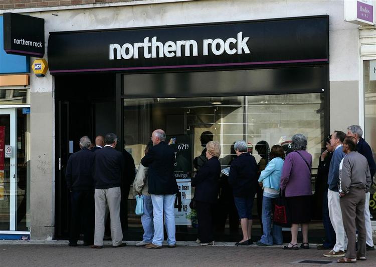 Problemerne i Northern Rock fik kunderne til at stå i kø i Storbritannien for at trække deres penge ud. Senere har blandt andet den britiske nationalbank garanteret kundernes penge. 