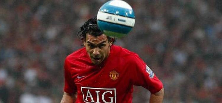 Carlos Tevez mener, at Chelsea spiller på grænsen til det voldelige. 