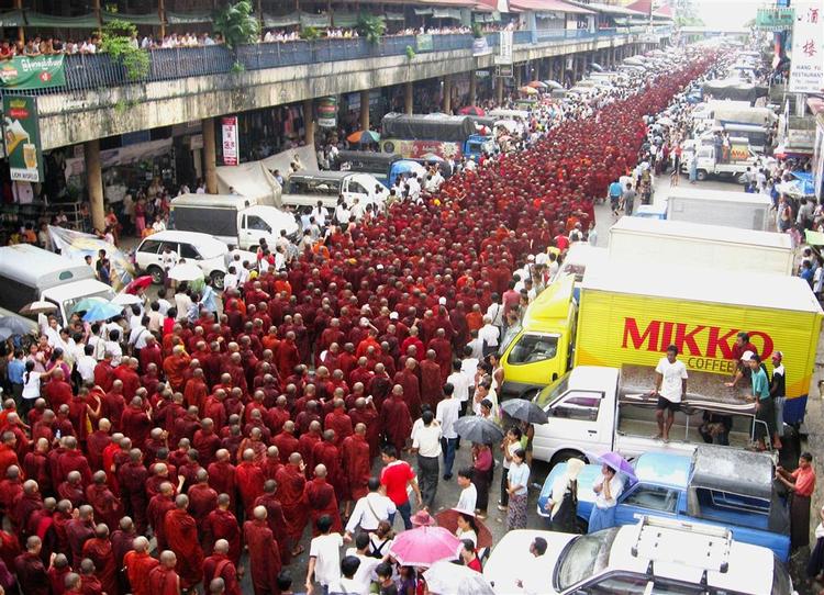 Buddhistiske munke i protesttog fyldte igen i dag gaderne i Myanmars største by, Yangon. 