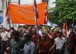 Civile burmesere slutter sig tirsdagens demonstration i Yangon. 