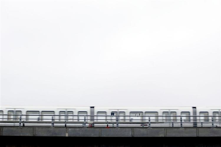 Modstanderne mod metrolinjen over Amager vil møde op med protestbannere, når linjen åbnes fredag. 