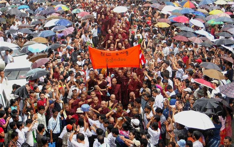 Tusinder på gaden i Yangon, hvor militær og politi nu er rykket ind i bykernen. 