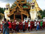 Demonstrationerne i Myanmar har nu fået George W. Bush til at indføre sanktioner mod landets militærstyre. 