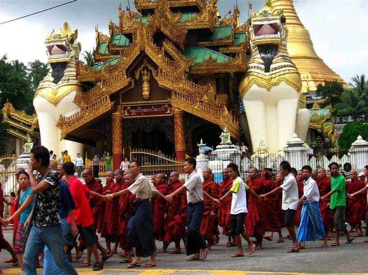 Demonstrationerne i Myanmar har nu fået George W. Bush til at indføre sanktioner mod landets militærstyre. 