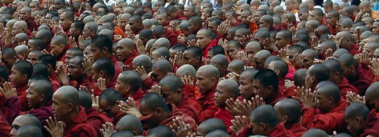 Buddhistiske munke på gaden i Yangon. 