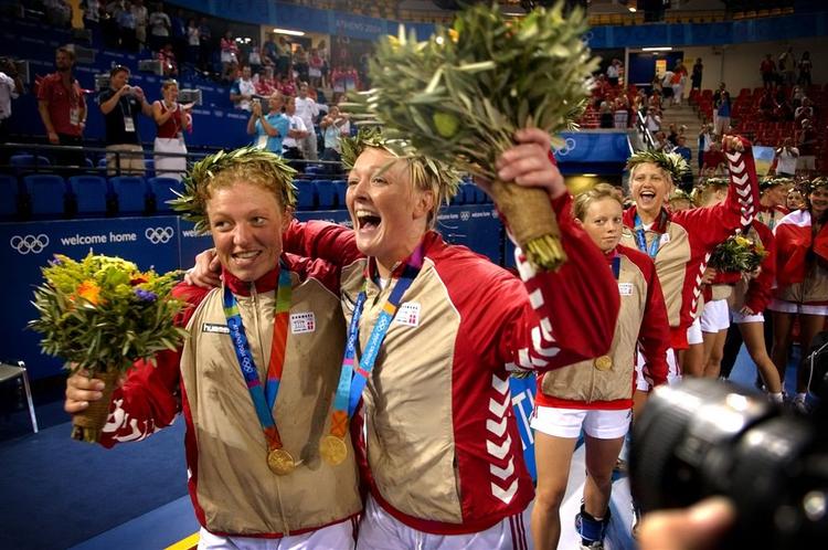 Efter den ordinære kamp og to omkampe vandt kvinderne guldet på straffekastkonkurrence over Sydkorea. Katrine Fruelund (til venstre) og Karen Brødsgaard jubler med guldet om halsen. Nu bliver der skabt tvivl om resultatet. 