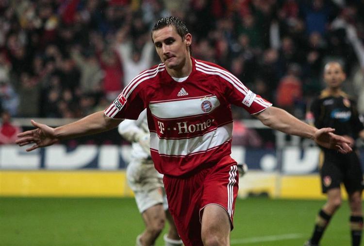 Klose fejrer ét af sine tre mål mod Cottbus. 