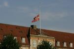 Flaget gik på halv på Rosenborg Kaserne i morges for at mindes de to dræbte danske soldater. 