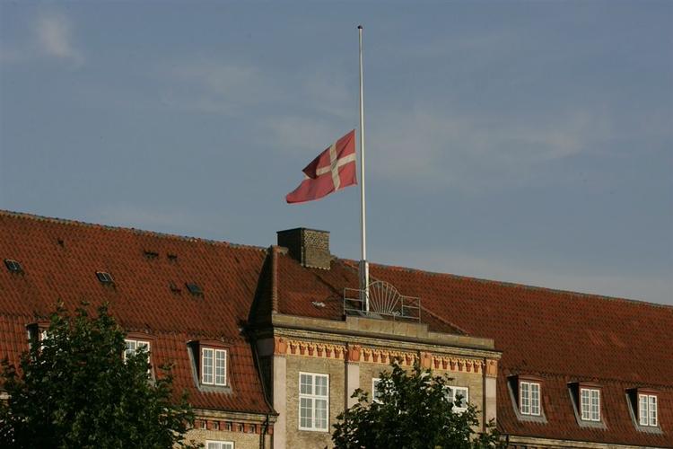 Flaget gik på halv på Rosenborg Kaserne i morges for at mindes de to dræbte danske soldater. 