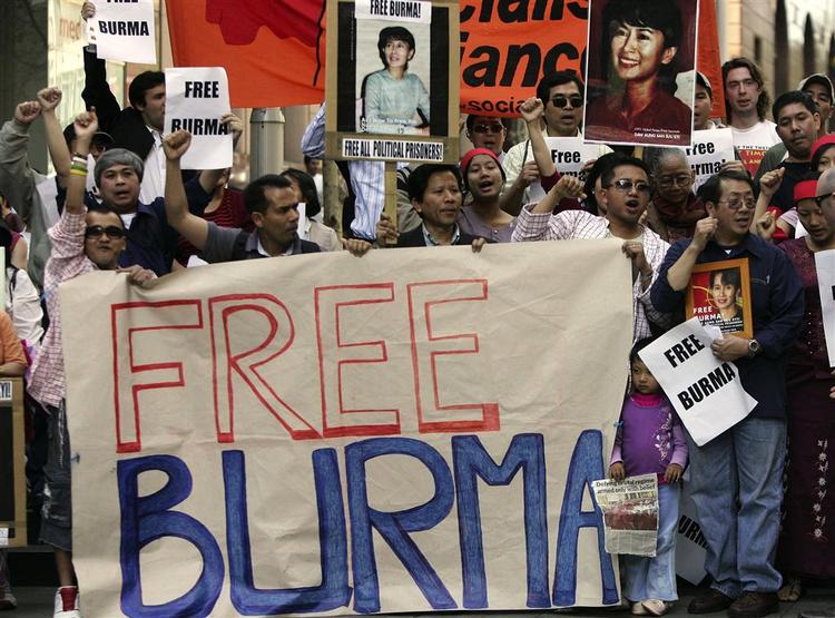Eksilburmesere på gaden i Sydney, Australien. De bruger Myanmars gamle navn Burma. 