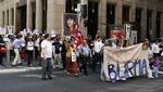 Også i Australien protesterer går folk på gaderne i protest mod militærstyret i Myamar. 