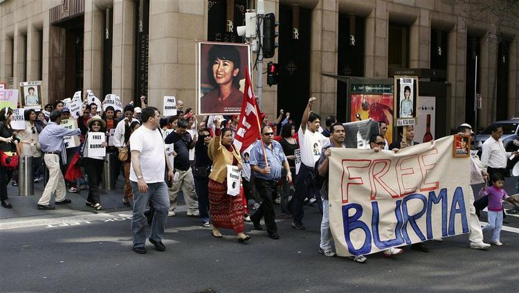 Også i Australien protesterer går folk på gaderne i protest mod militærstyret i Myamar. 
