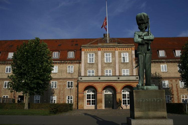 De to døde danske soldater blev mindet i morges, da flaget gik på halv på Rosenborg Kaserne. - Foto: Thomas Borberg 