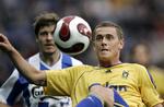 Kasper Lorentzen i nærkamp med Thomas Helveg i 1-1-kampen i Superligaen for en lille måneds tid siden. De to profiler kan møde hinanden igen i pokalkvartfinalen 31. oktober. 