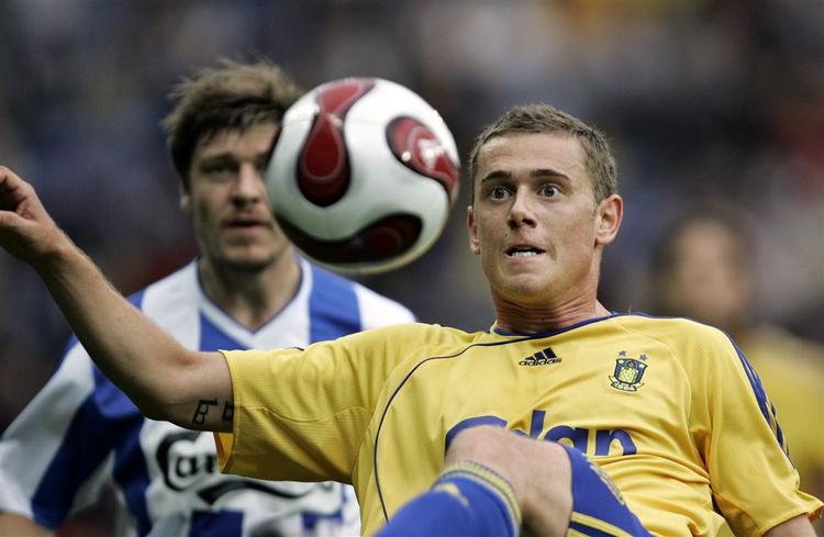 Kasper Lorentzen i nærkamp med Thomas Helveg i 1-1-kampen i Superligaen for en lille måneds tid siden. De to profiler kan møde hinanden igen i pokalkvartfinalen 31. oktober. 