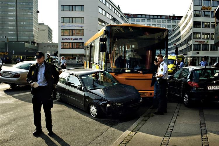 En blev dræbt og flere kvæstet, da en chauffør torsdag morgen mistede kontrollen over sin bus og ramte flere mennesker og biler ved Vesterport i København. 
