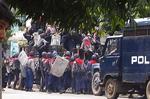 Dette foto af en politistyrke i aktion er offentliggjort af Mandalay Gazette via Associated Press. 