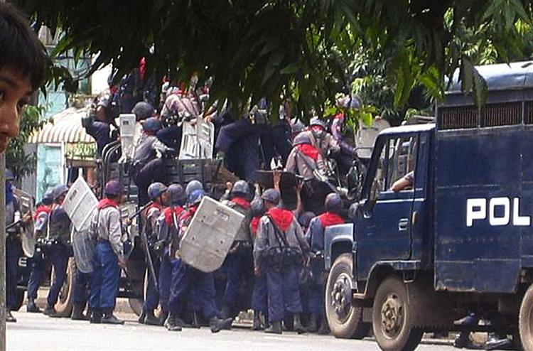 Dette foto af en politistyrke i aktion er offentliggjort af Mandalay Gazette via Associated Press. 