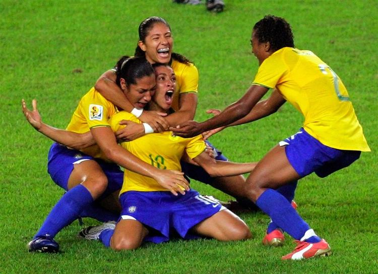 Marta på knæ efter en  scoring i semifinalen mod USA. 