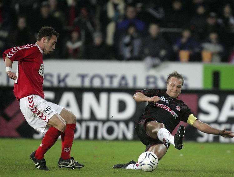 Den tidligere FC Midtjylland-anfører Ulrik Lindkvist (th.) burde have været udvist i lørdags, men slipper for straf, selv om dommeren erkender, at han tog fejl. 