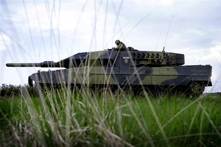 Det er fire af sådanne leopardkampvogne, som Forsvarskommandoen nu har besluttet at sende til Afghanistan. Alt for sent, mener udsendte soldater. 