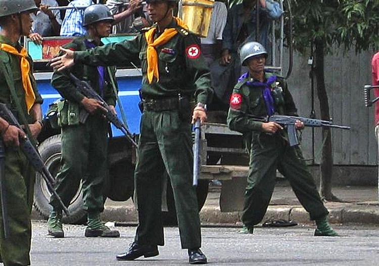 Foto Mandalay Gazette viser regeringssoldater i det centrale Yangon i dag. 