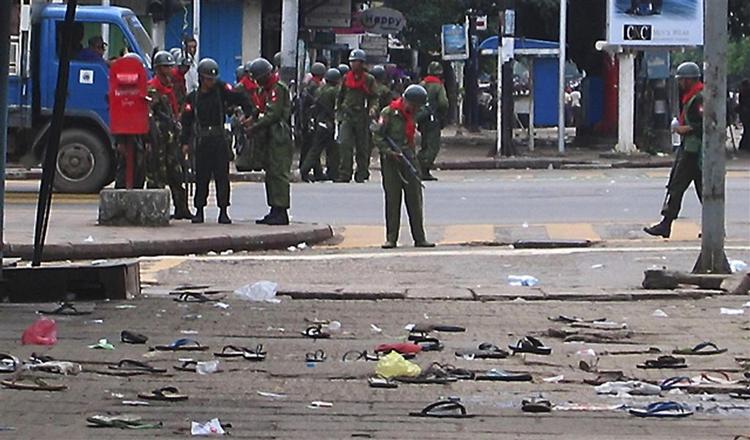 Et foto fra Mandalay Gazette fra i går vidner om militærets overmagt. Demonstranterne er flygtet så hurtigt, at de har efterladt deres sandaler. 