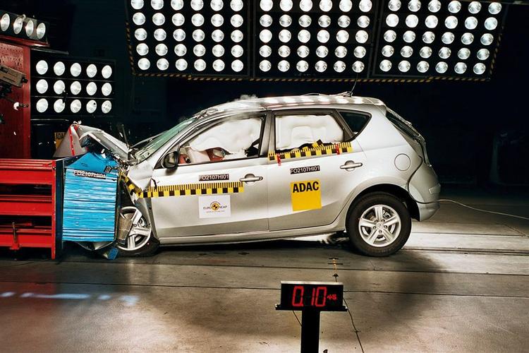 Hyundai i30 er tæt på en topkarakter i crashtest,  men skarpe kanter under instrumentbrættet trækker ned. Foto: Euro NCAP 