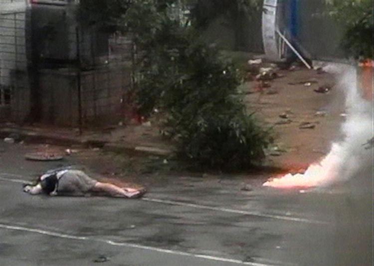 Den burmesiske junta siger, at ni mennesker er blevet dræbt i forbindelse med urolighederne, men tallet kan være langt større. 
