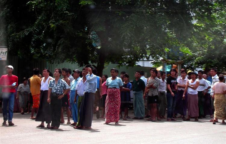 Demonstranter i Yangon demonstrerede også i dag mod militærjuntaen. 
