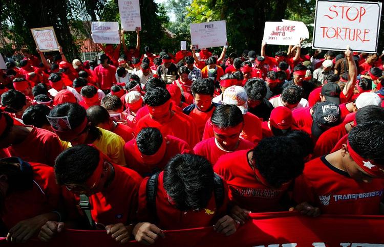 Verden over udtrykker demonstranter sympati med munkene i Myanmar. Her er det demonstranter fra Malaysia. 