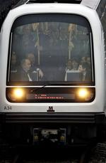 Det første metrotog til lufthavnen  havde prominente passagerer. Forrest får Kronprins Frederik (th) og Ørestadsselskabets bestyrelsesformand Henning Christoffersen lov at sidde. 
