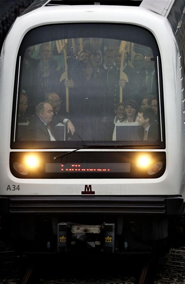 Det første metrotog til lufthavnen  havde prominente passagerer. Forrest får Kronprins Frederik (th) og Ørestadsselskabets bestyrelsesformand Henning Christoffersen lov at sidde. 