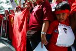 I Indien og mange andre lande klær demonstranter sig i dag i rødt i sympati med munkene i Myanmar. Gør du også? Send dit billede til politiken.dk. 