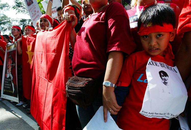 I Indien og mange andre lande klær demonstranter sig i dag i rødt i sympati med munkene i Myanmar. Gør du også? Send dit billede til politiken.dk. 