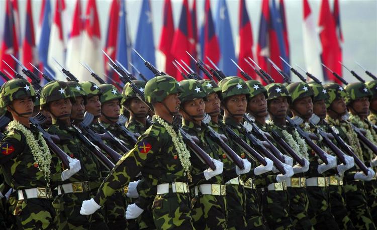 Arkivfoto fra 27. marts i år, hvor der blev holdt militærparade i Myanmars nye hovedstad Naypyidaw. 