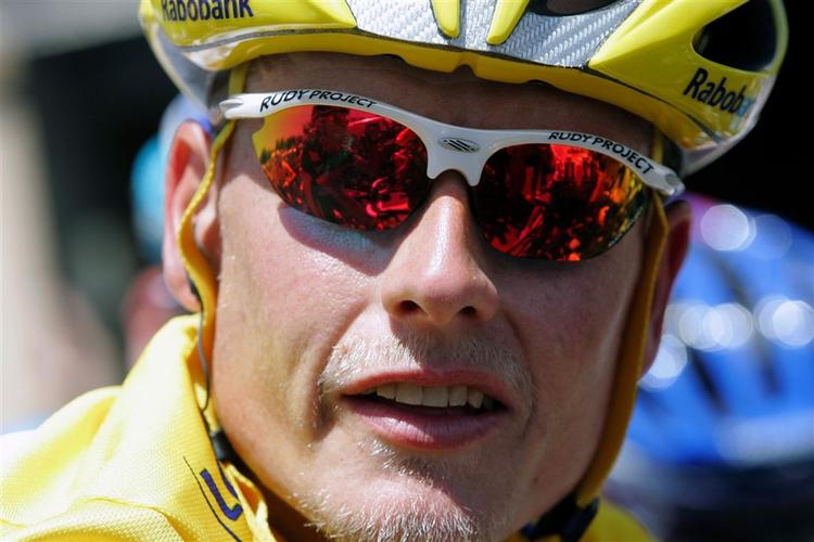 »Før undersøgelserne er afsluttet, kan jeg ikke udtale mig offentligt om noget som helst vedrørende mig og cykelsport«, siger Michael Rasmussen i en pressemeddelelse. 