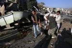 Civile hjælper til med at fjerne ligene af 27 dræbte efter bombeangreb mod bus i Afghanistans hovedstad Kabul. 