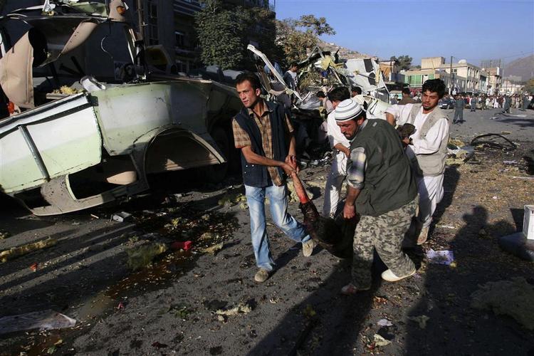 Civile hjælper til med at fjerne ligene af 27 dræbte efter bombeangreb mod bus i Afghanistans hovedstad Kabul. 